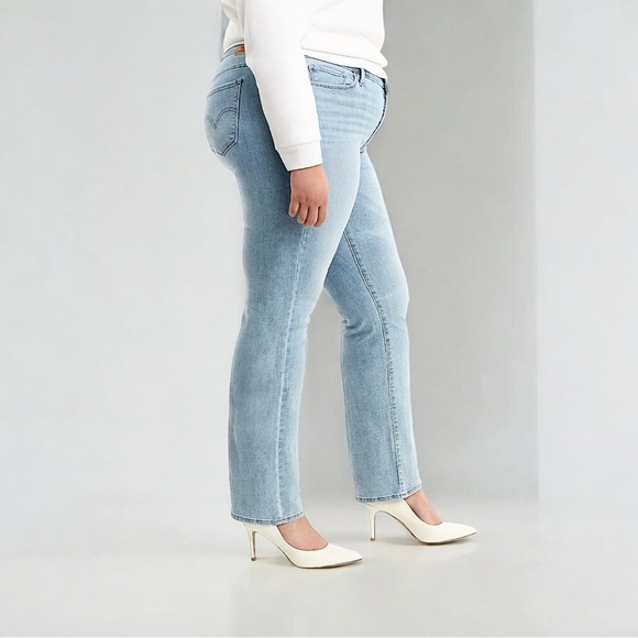 Levi’s Women’s Plus Size Classic Straight Mid Rise Light Blue Jeans Sz 26W - Picture 2 of 16